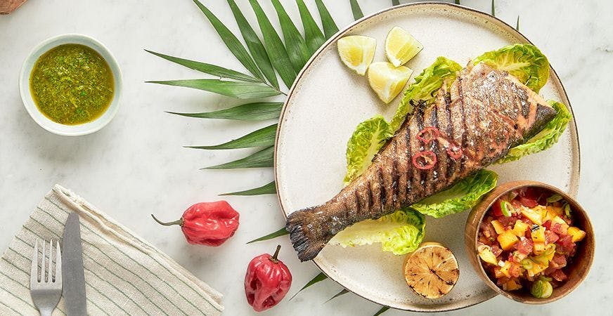 Caribisk inspireret grillet fisk med chimichurri sauce