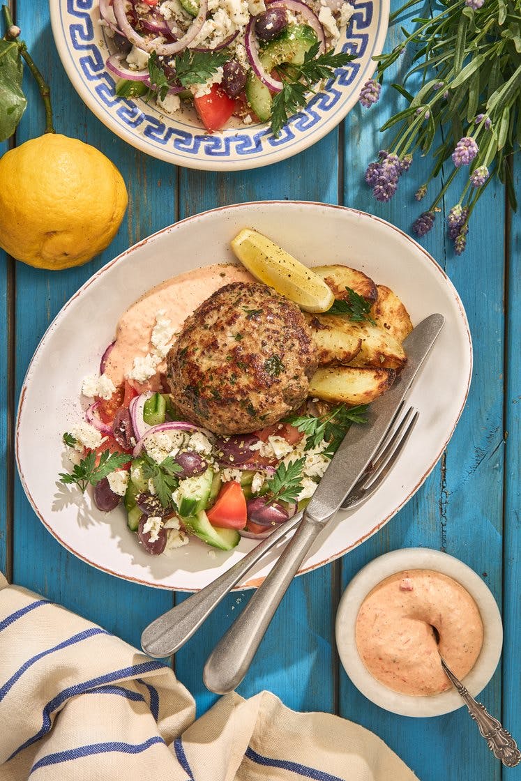 Bifteki med græsk salat og bagt peberfrugtcreme