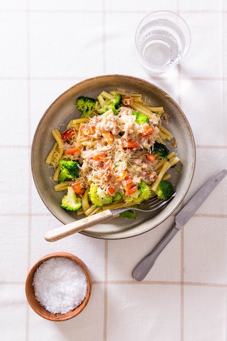 Cremet pasta med bacon, broccoli og tomat