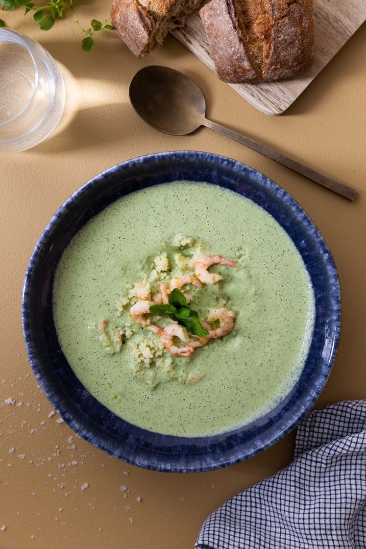 Kold agurkesuppe med rejer, mynte og brød