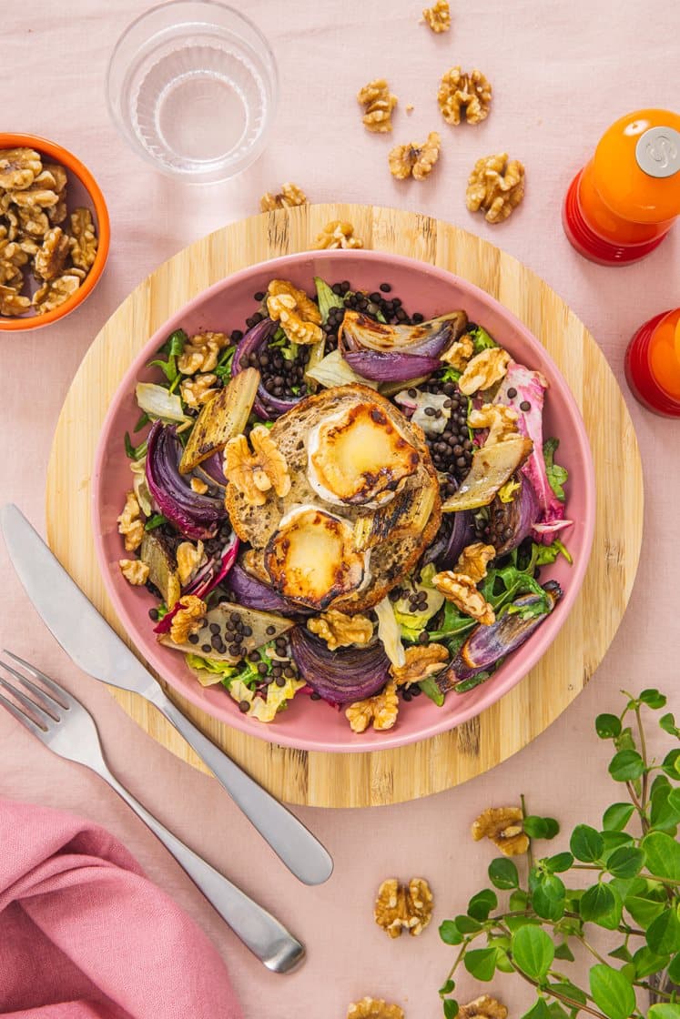 Salad de Chèvre Chaud på linsesalat med stegte rabarber og valnødder  