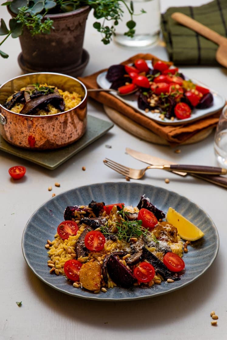 Risoni med timianstegt markchampignon, ovnbagte beder og revet ost