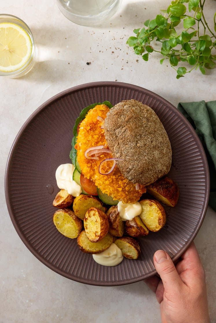 Burger med krydret cornflakeskylling med ovnbagte kartofler