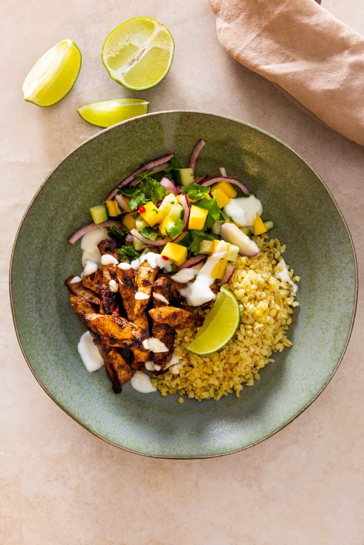 Sojamarineret svinemørbrad med bulgur og mangosalat, serveret med yoghurt
