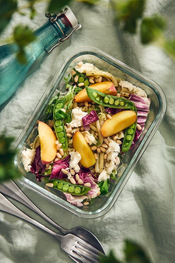 Picnicsalat med pasta, mozzarella, nektarin og pinjekerner