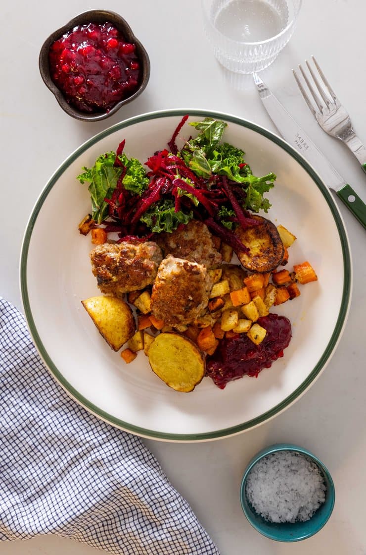 Frikadeller med sennepsbagte rodfrugter og tyttebær 