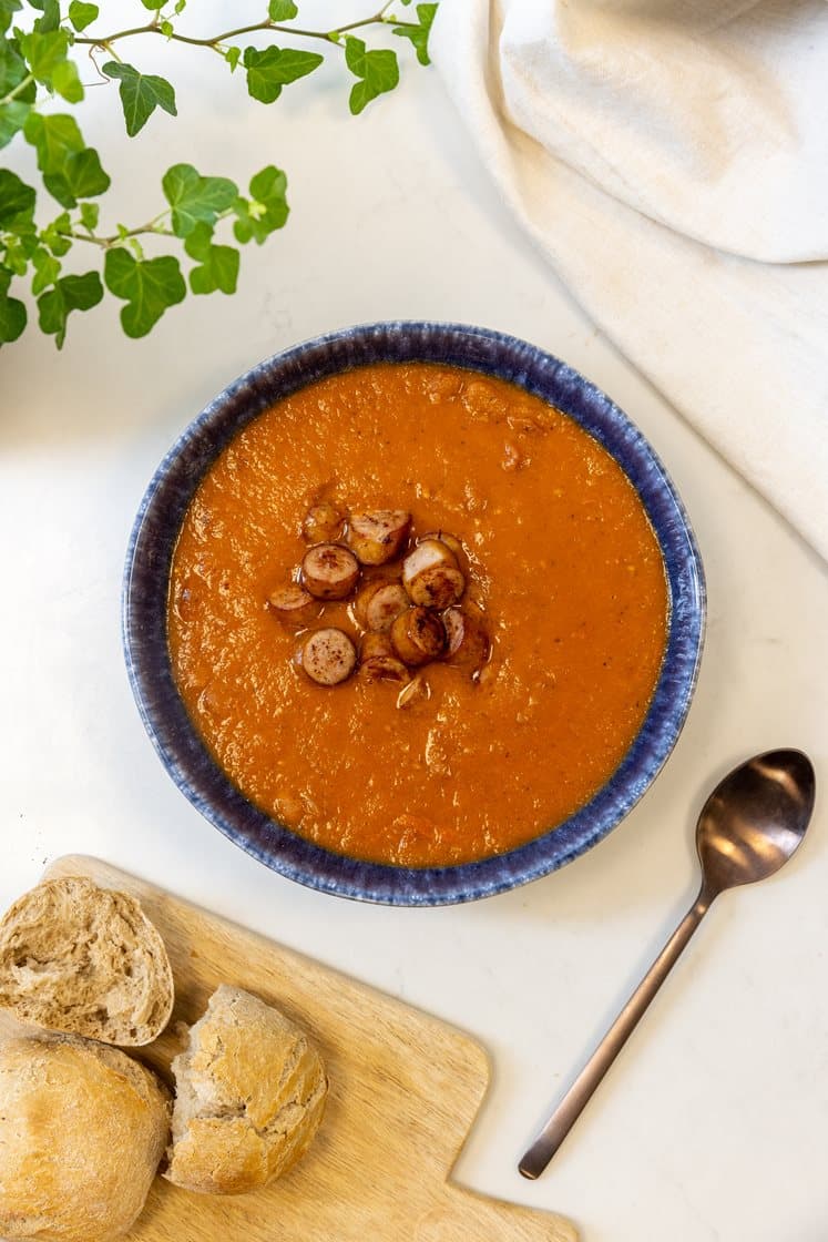 Tomatsuppe med bønner og linquicapølse