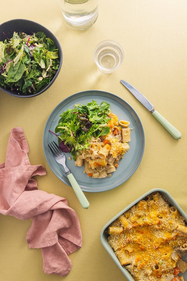 Tuna casserole med grøn salat og oliven
