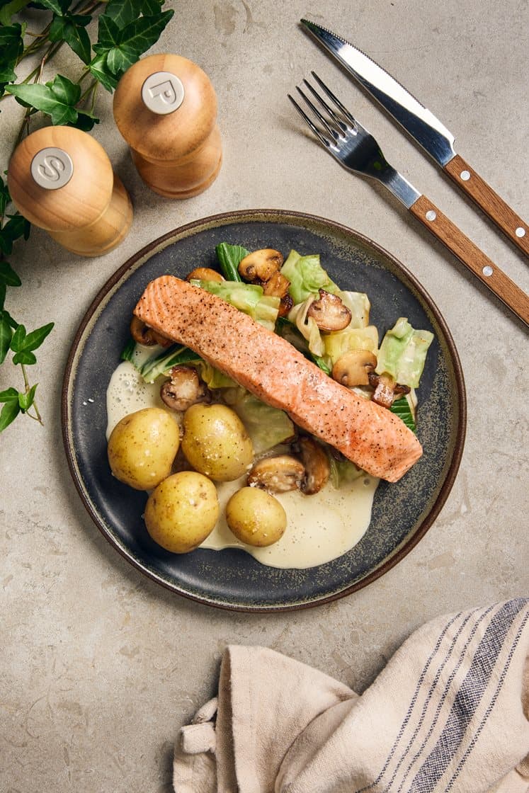 Ovnbagt laksefilet med citron- og trøffelsauce, spidskål og champignoner