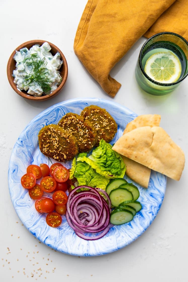 Falafel i pitabrød med salat