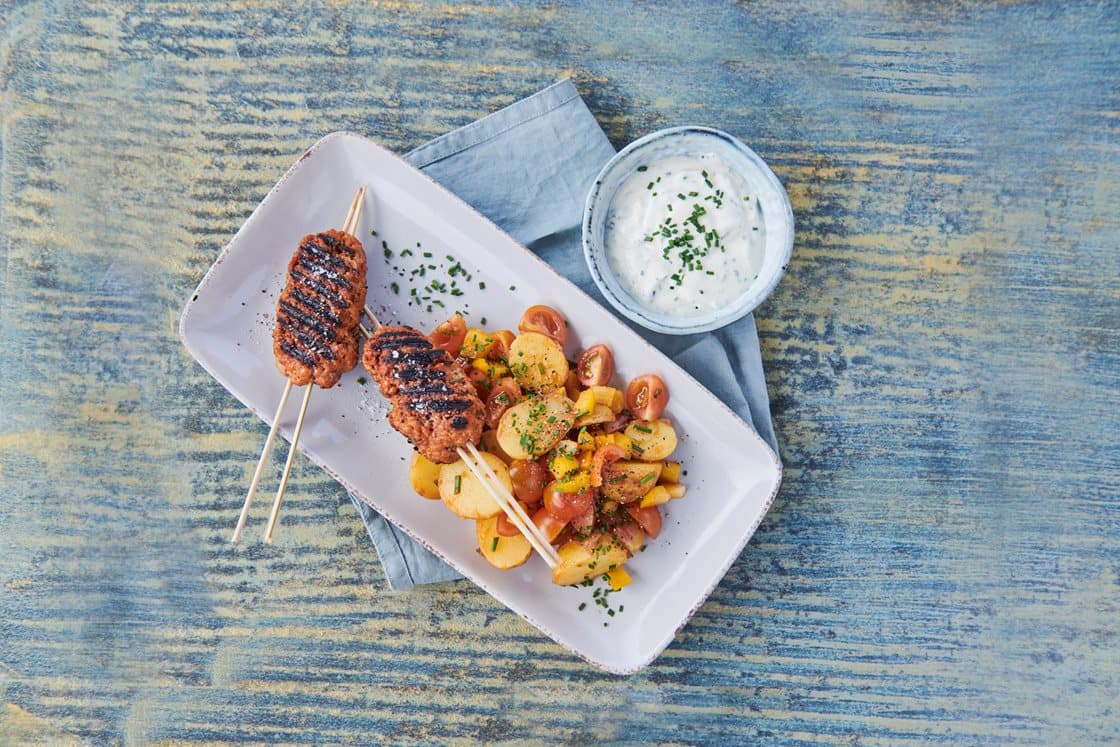 Kebab med yoghurtsauce og kartoffelsalat