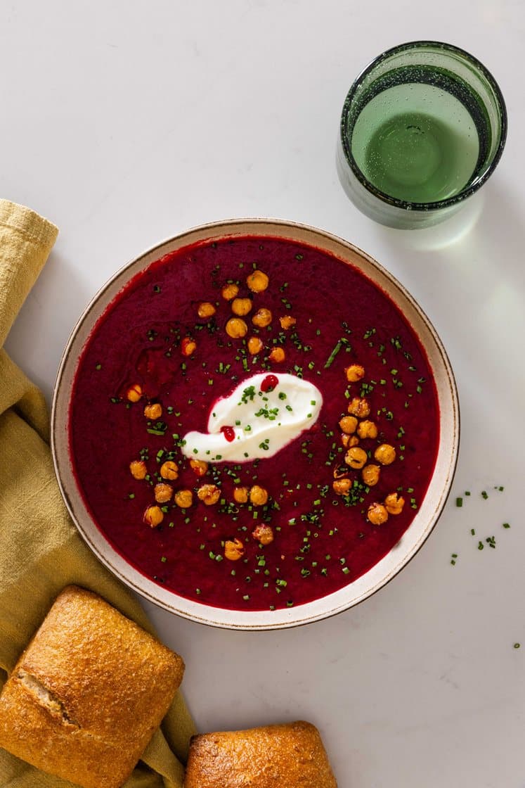 Borscht med sprøde kikærter og brød