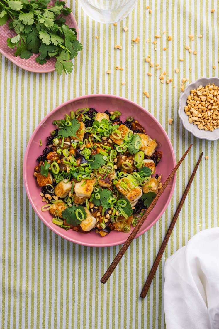 Ristet grillost med gochujang auberginer og sorte ris