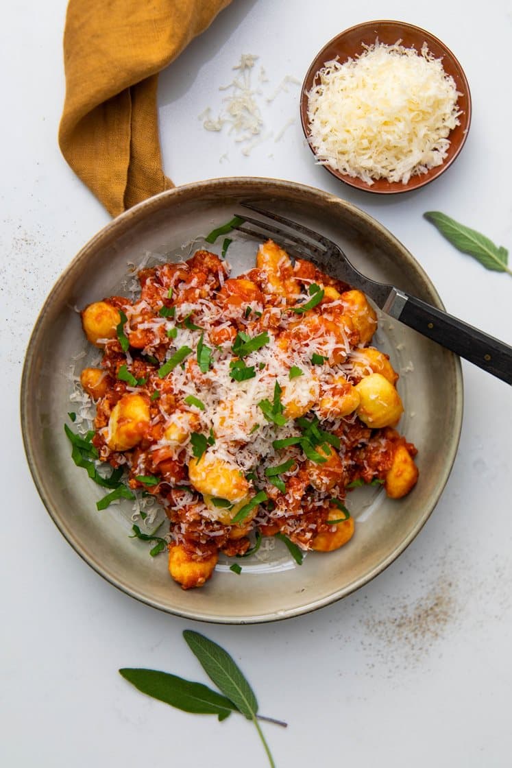 Gnocchi med ragú og salvie