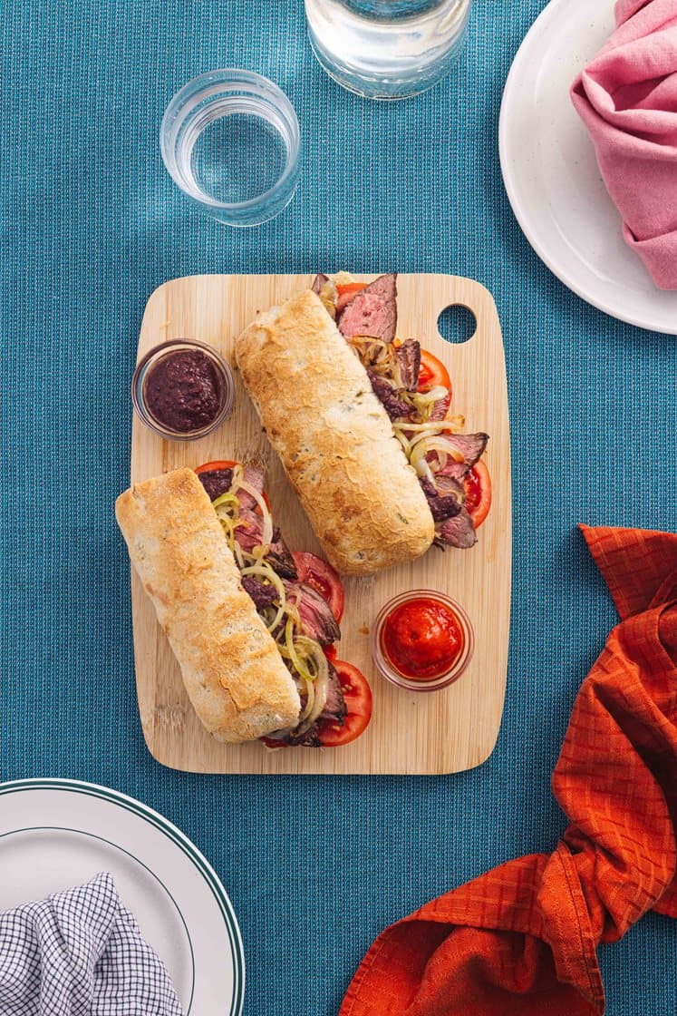 Steak sandwich med oliventapenade, ajvar og bløde løg