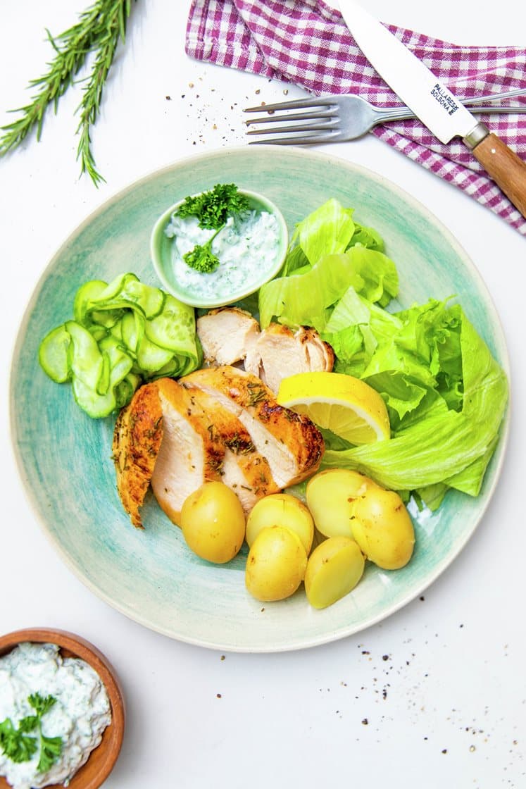 Rosmarinkylling med agurkesalat og sauce verte