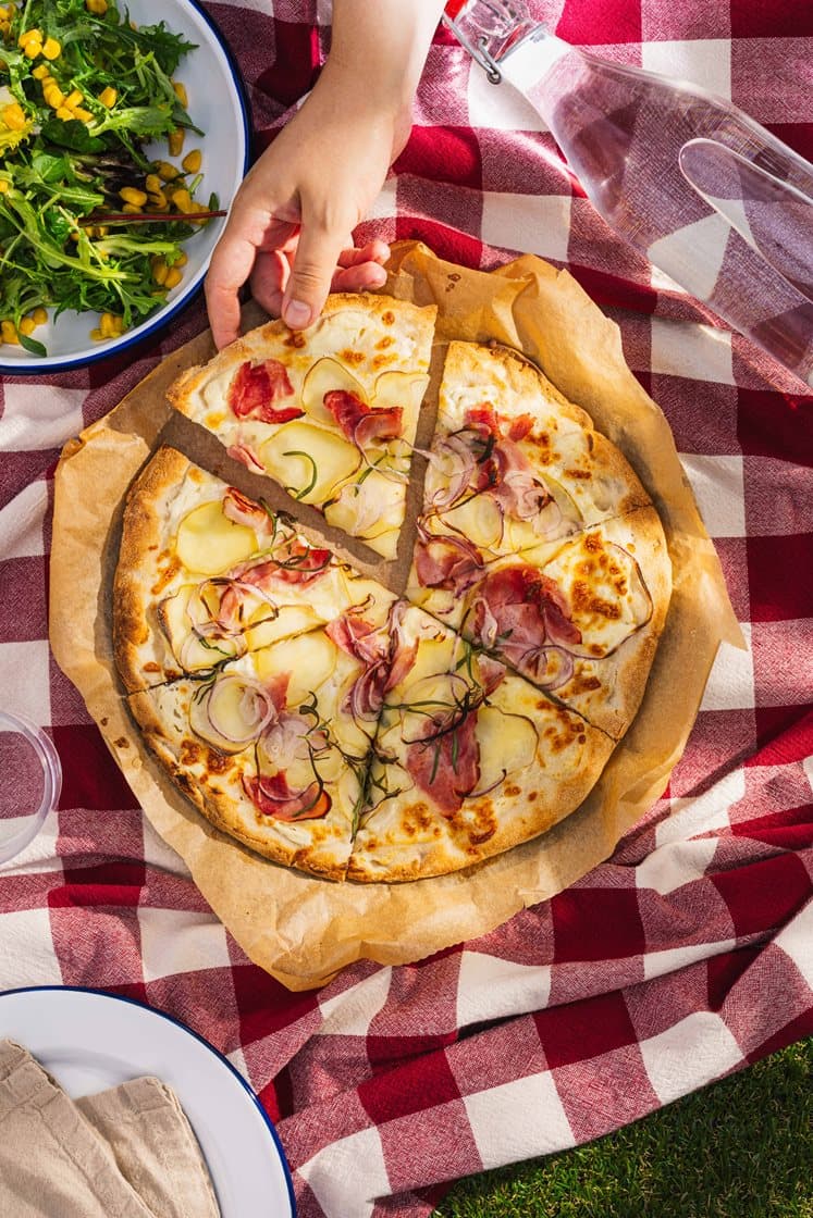 Kartoffelpizza bianco med lufttørret skinke og majssalat