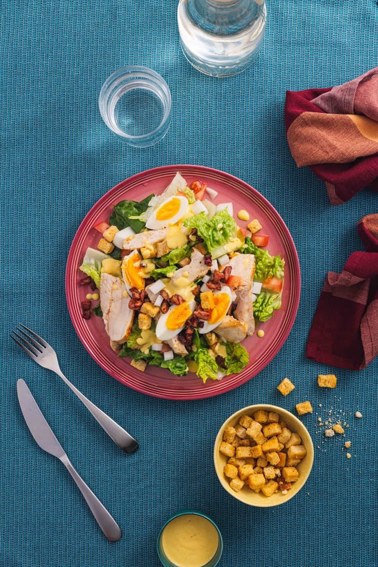 Club salad med kylling, bacon og mango/curry dressing