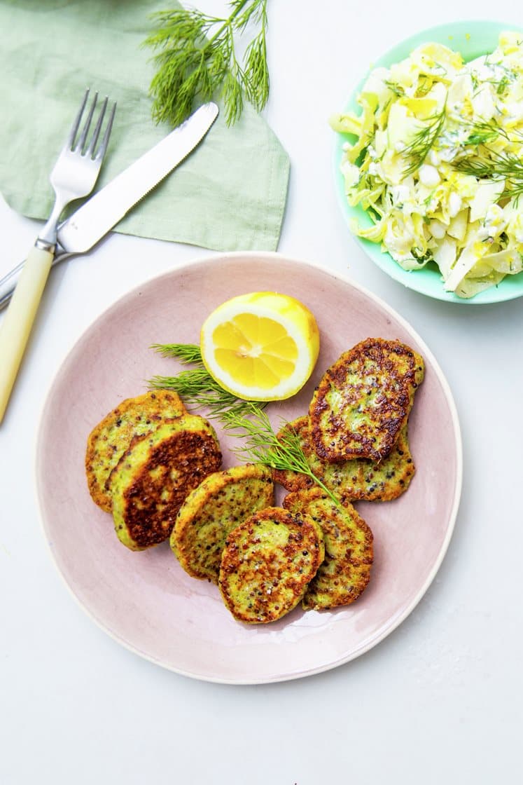 Broccolideller med quinoa og spidskålssalat