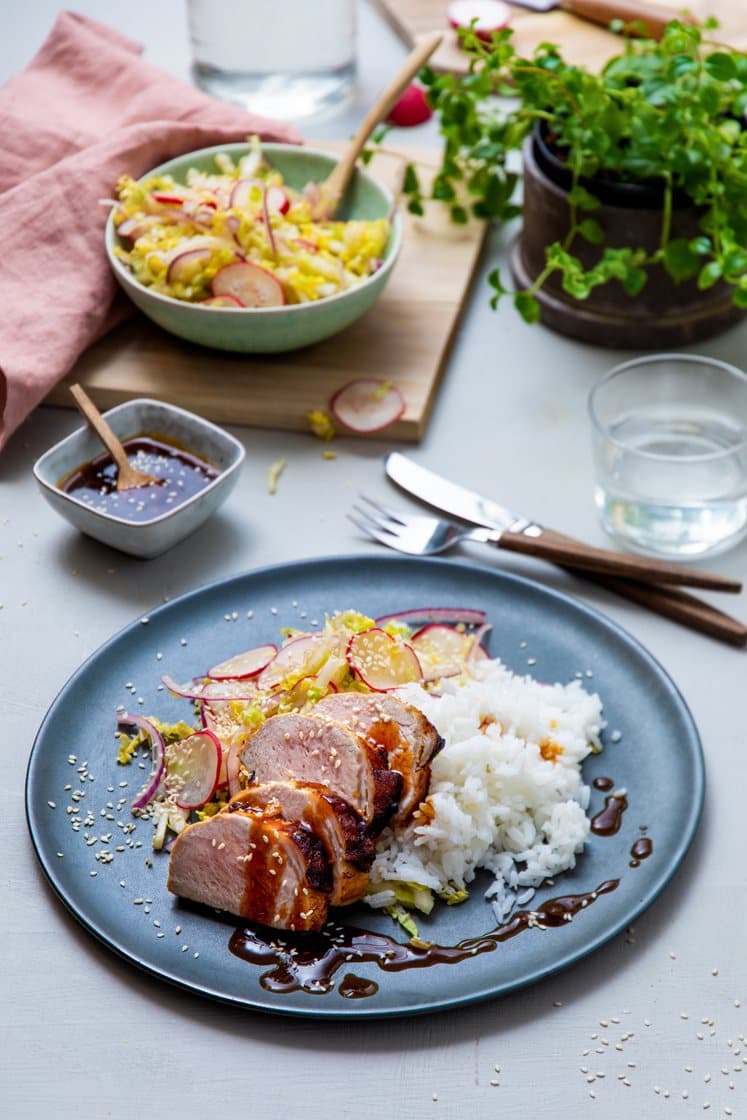 Teriyakibagt svinemørbrad med ris og kålsalat