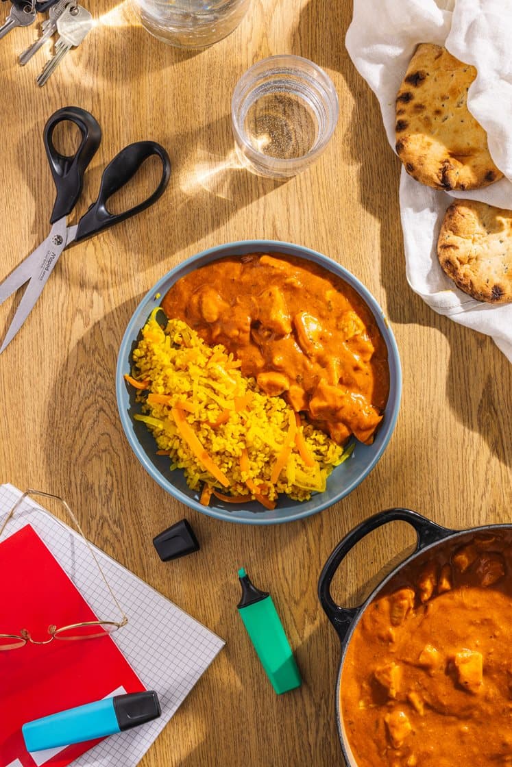 Quick butter chicken med bulgur-biriyani og naanbrød