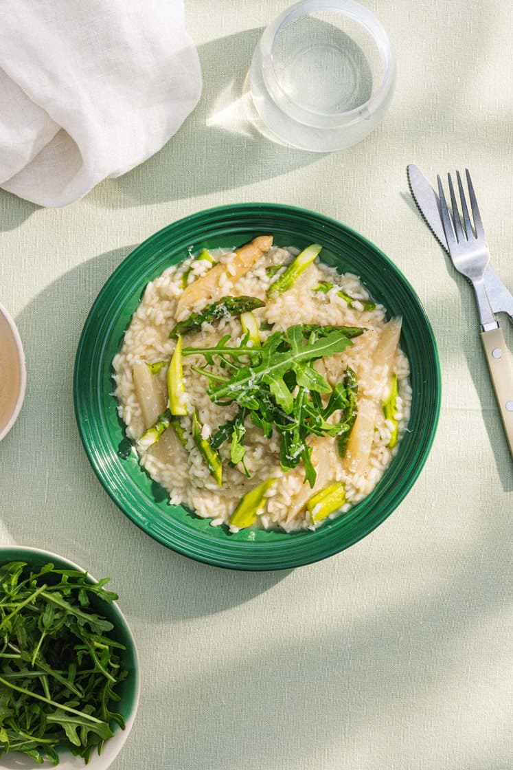 Risotto med hvide og grønne asparges toppet med rucola