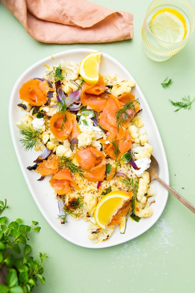 Koldrøget laks med citronstegt blomkål og bulgursalat