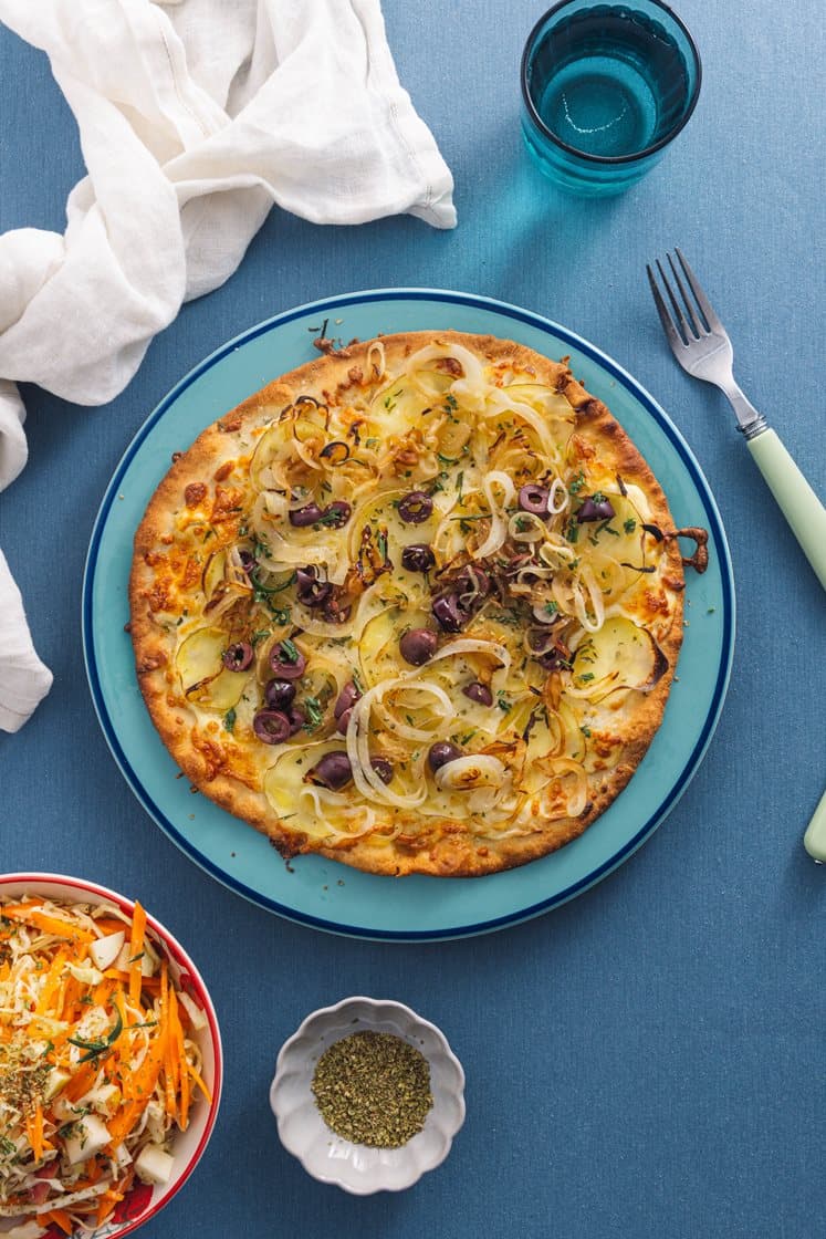 Kartoffelpizza med bløde løg og kalamata oliven
