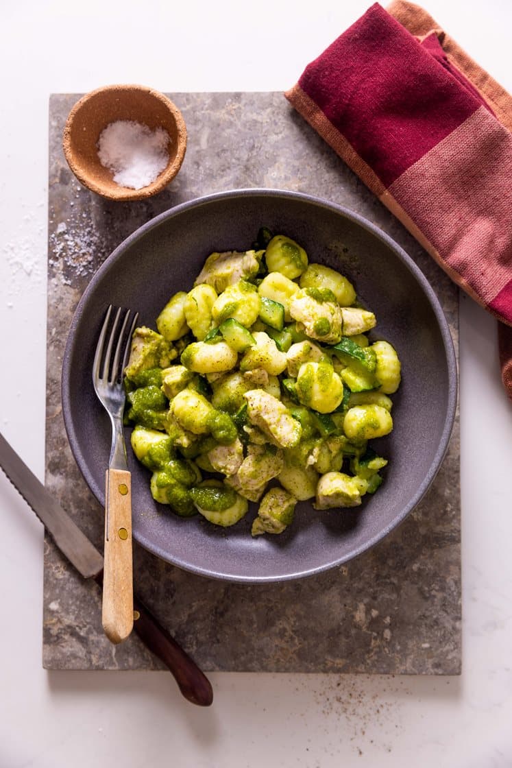 Gnocchi med kylling, pesto og squash