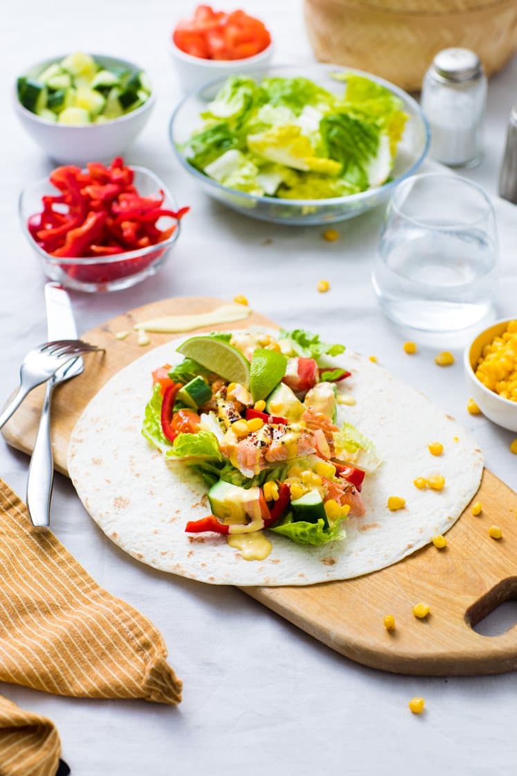 Krydderstegt laks i wrap med sprøde grøntsager og curry/mangodressing