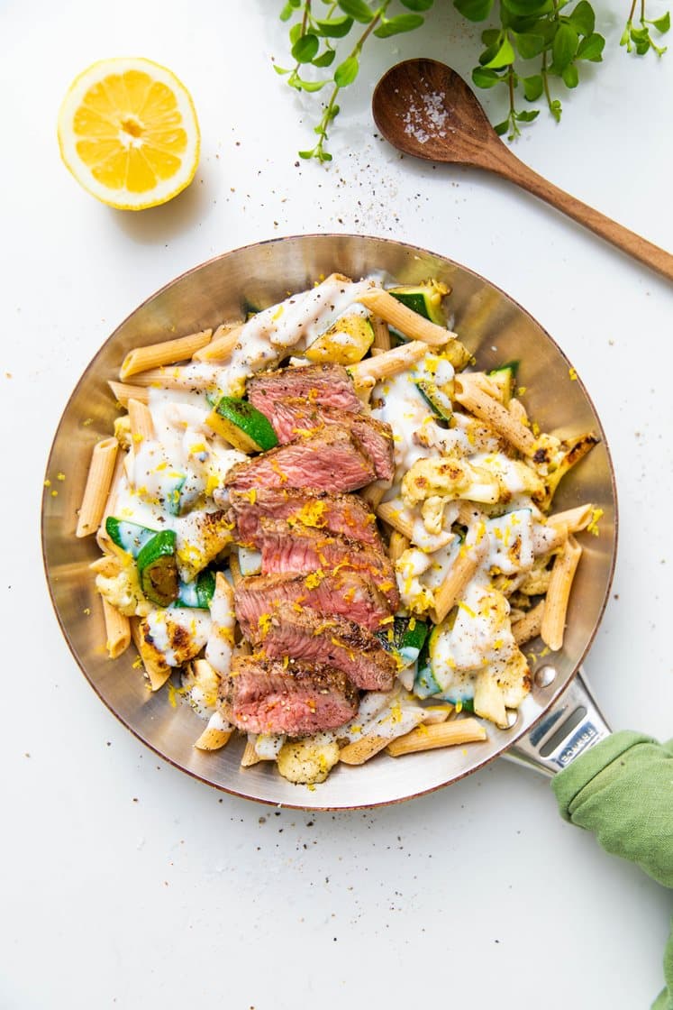 Marineret flanksteak med cremet grønt og pasta