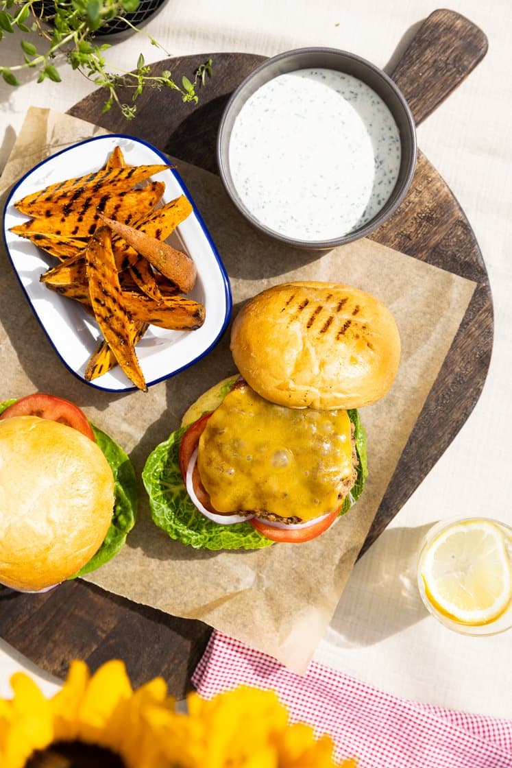 American cheeseburger med ranchdressing og grillede søde kartofler