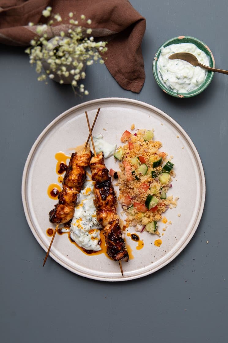 Grillede kyllingespyd med couscous og agurkeyoghurt