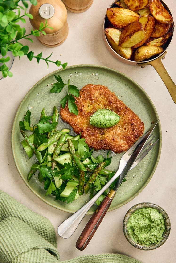 Pankopaneret svinekotelet med ramsløgssmør og aspargessalat