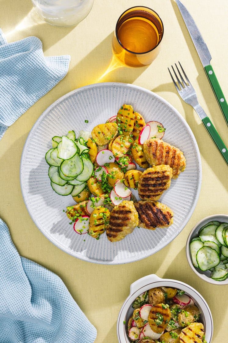 Frikadeller med grillet kartoffelsalat og syltet agurk 