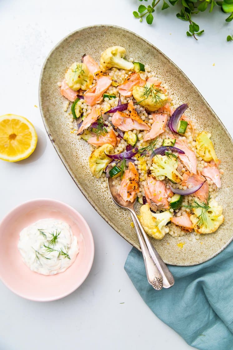 Varmrøget laks med citronstegt blomkål og hvedekernesalat