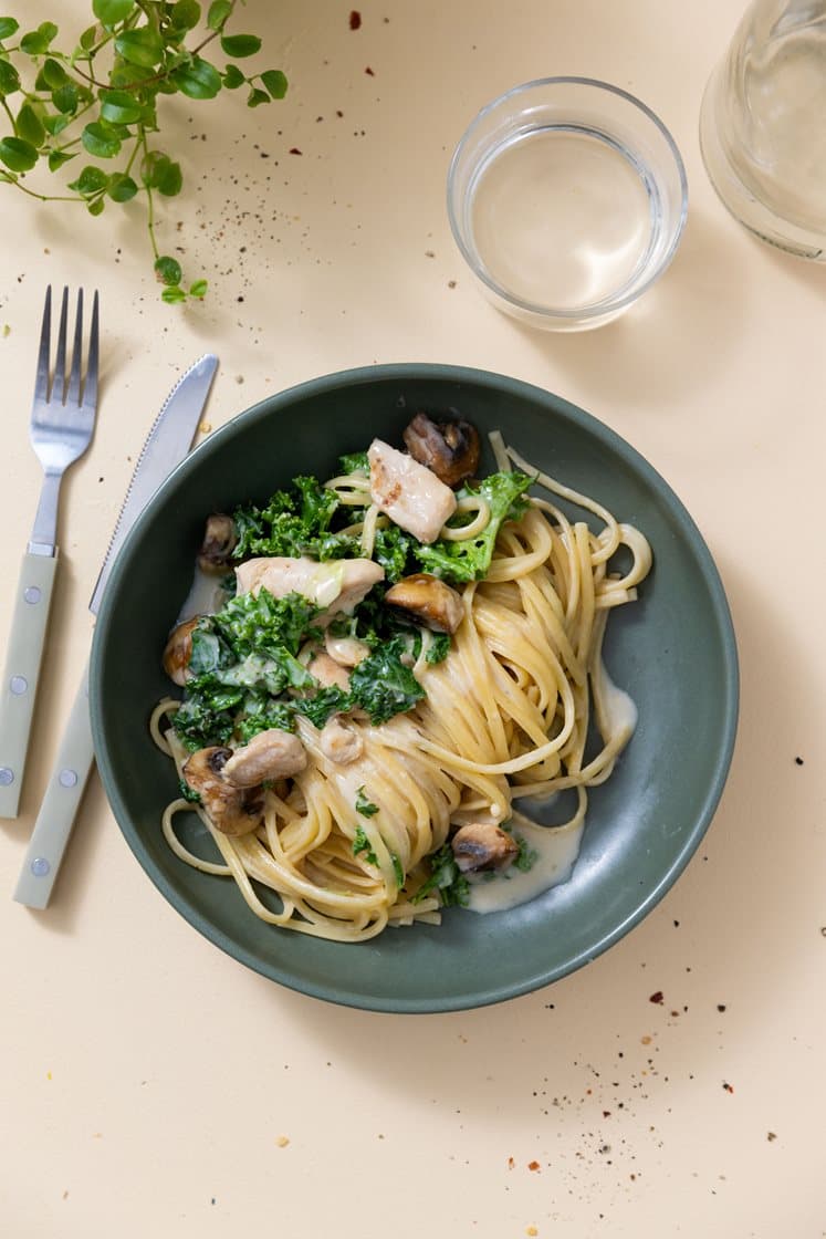 Svampepasta med kyllingeinderfilet og grønkål