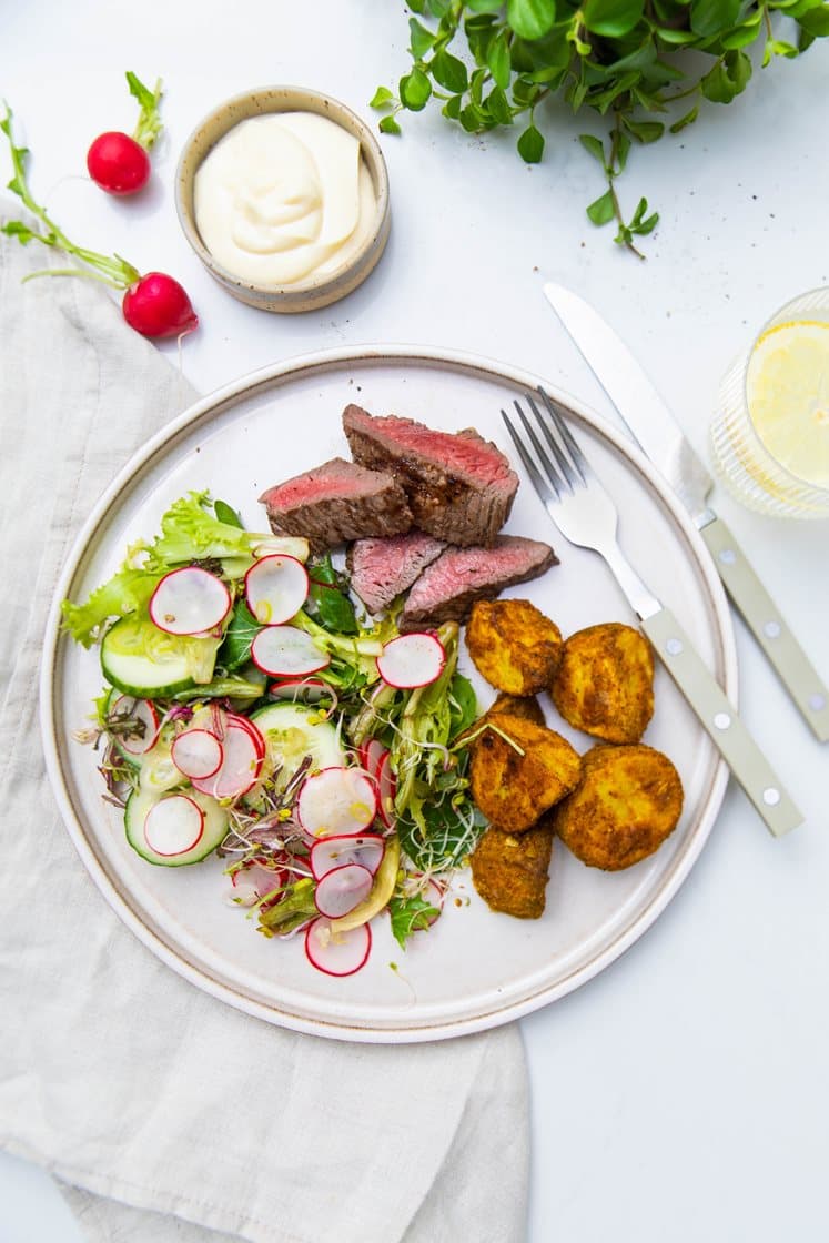 Hvidløgsmarineret flanksteak med pommes gurkemeje