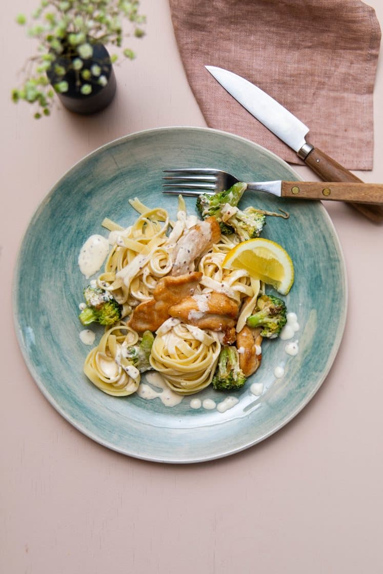 Stegt kylling med grøntsager og fettuccine i cremet sennepssauce