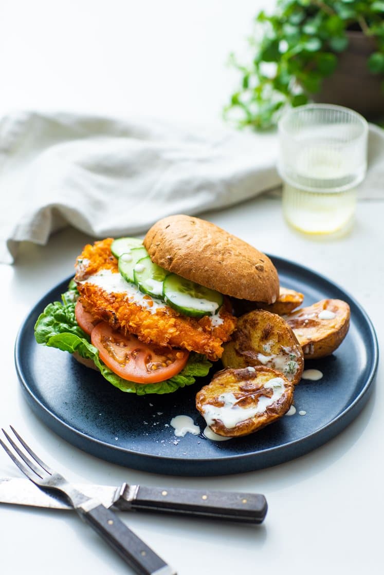 Burger med krydret cornflakeskylling med ovnbagte kartofler