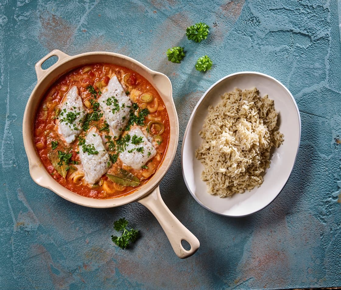 Gunnars fisk i fad med fyldig tomatsauce