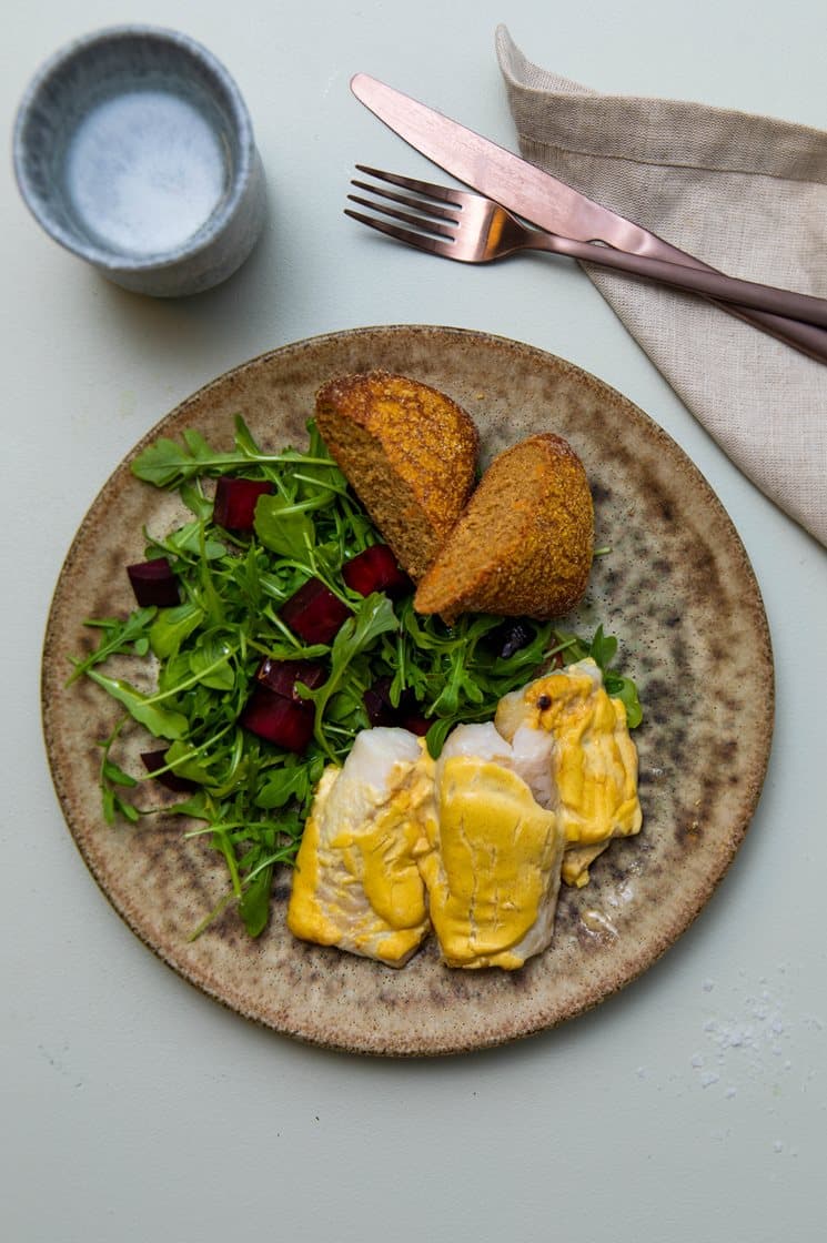 Hvid fisk med sennepslåg, rødbedesalat og brød
