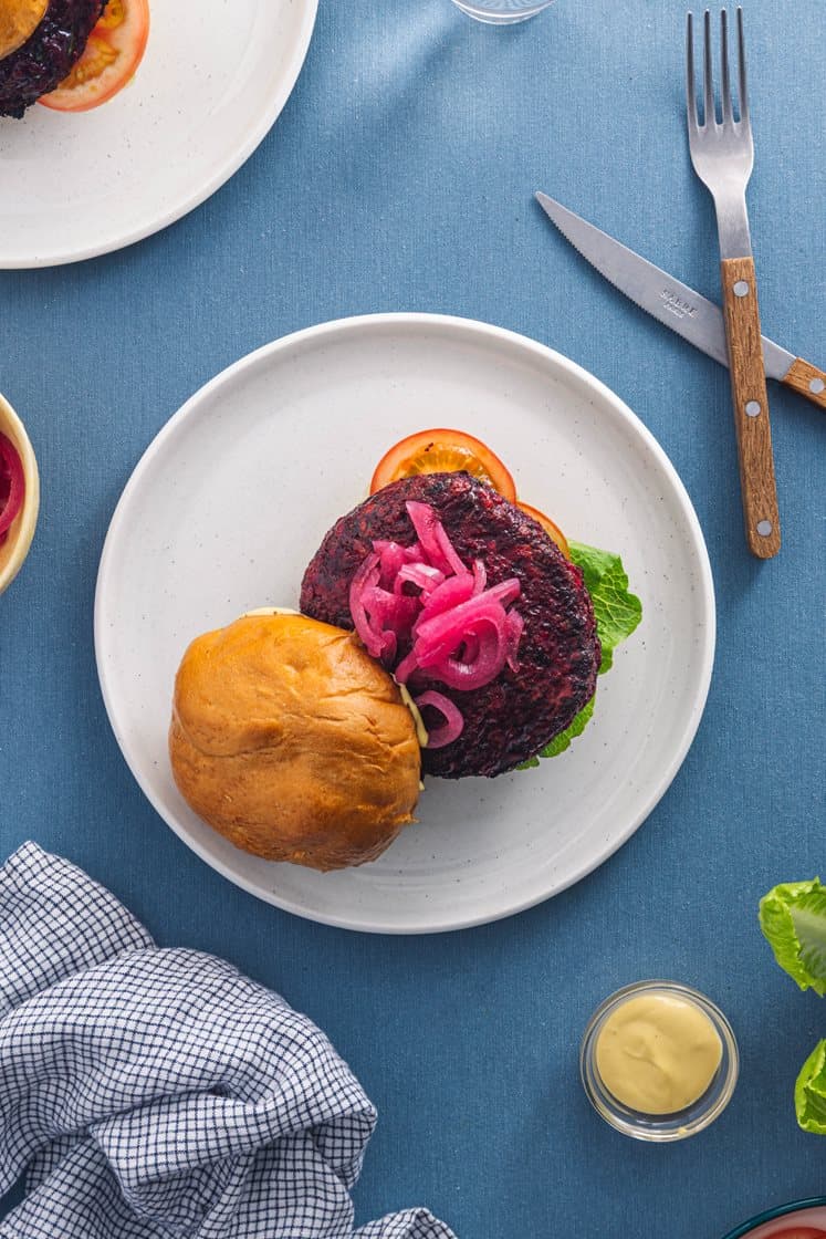 Rødbedeburger med syltede rødløg og dijonaise