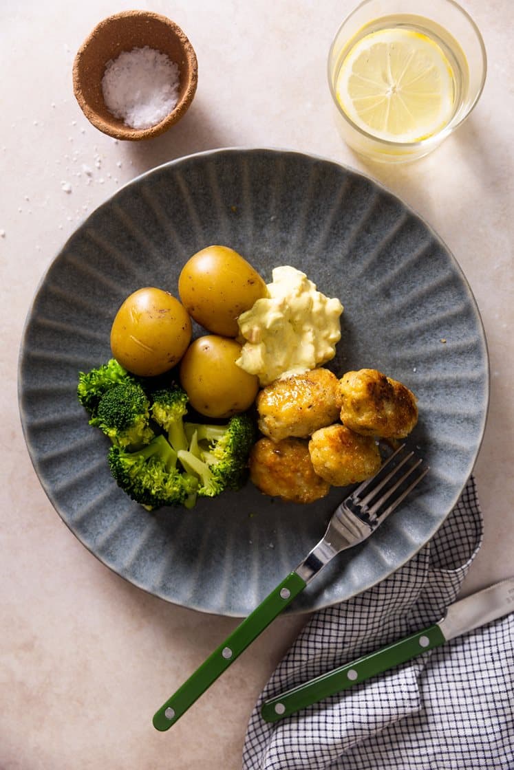 Hurtige fiskefrikadeller med remoulade, kartofler og broccoli