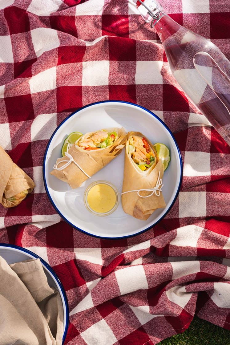 Krydderstegt laks i wrap med sprøde grøntsager og curry/mangodressing