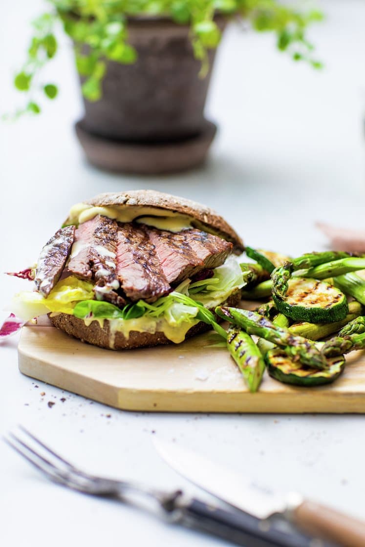 Steaksandwich med grillede grøntsager