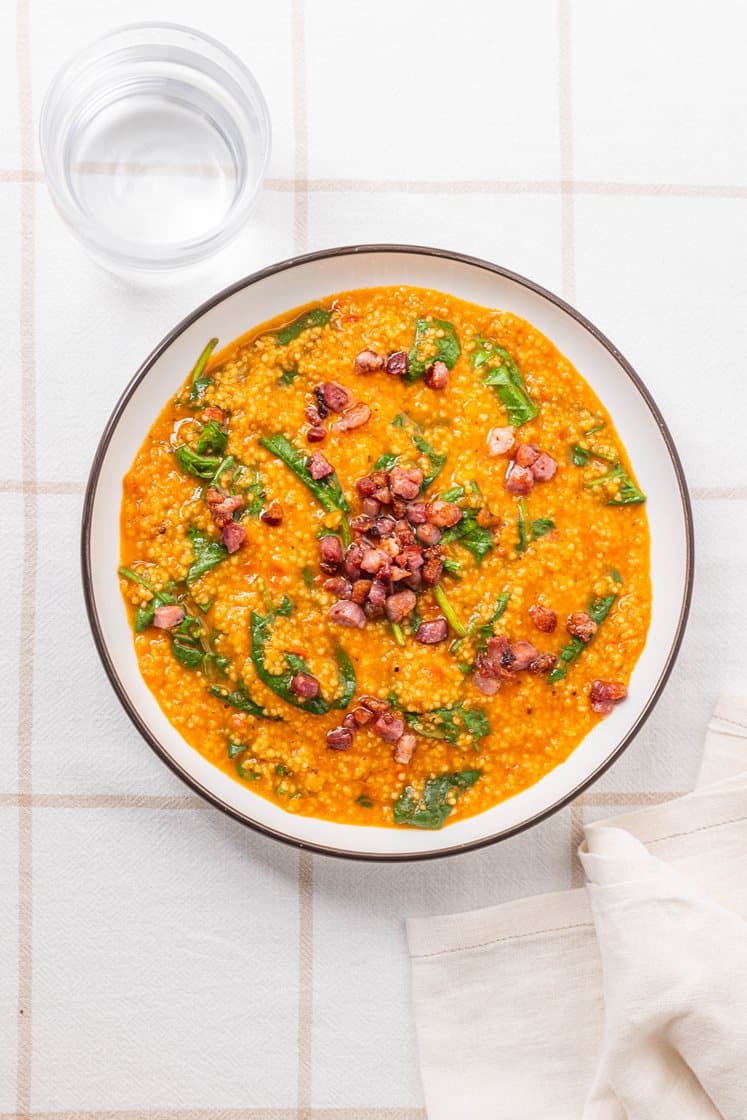 Peberfrugtsuppe med bacon og couscous