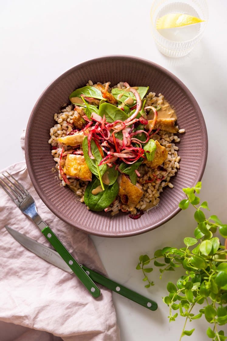 Perlespelt bowl med kylling og miso dressing