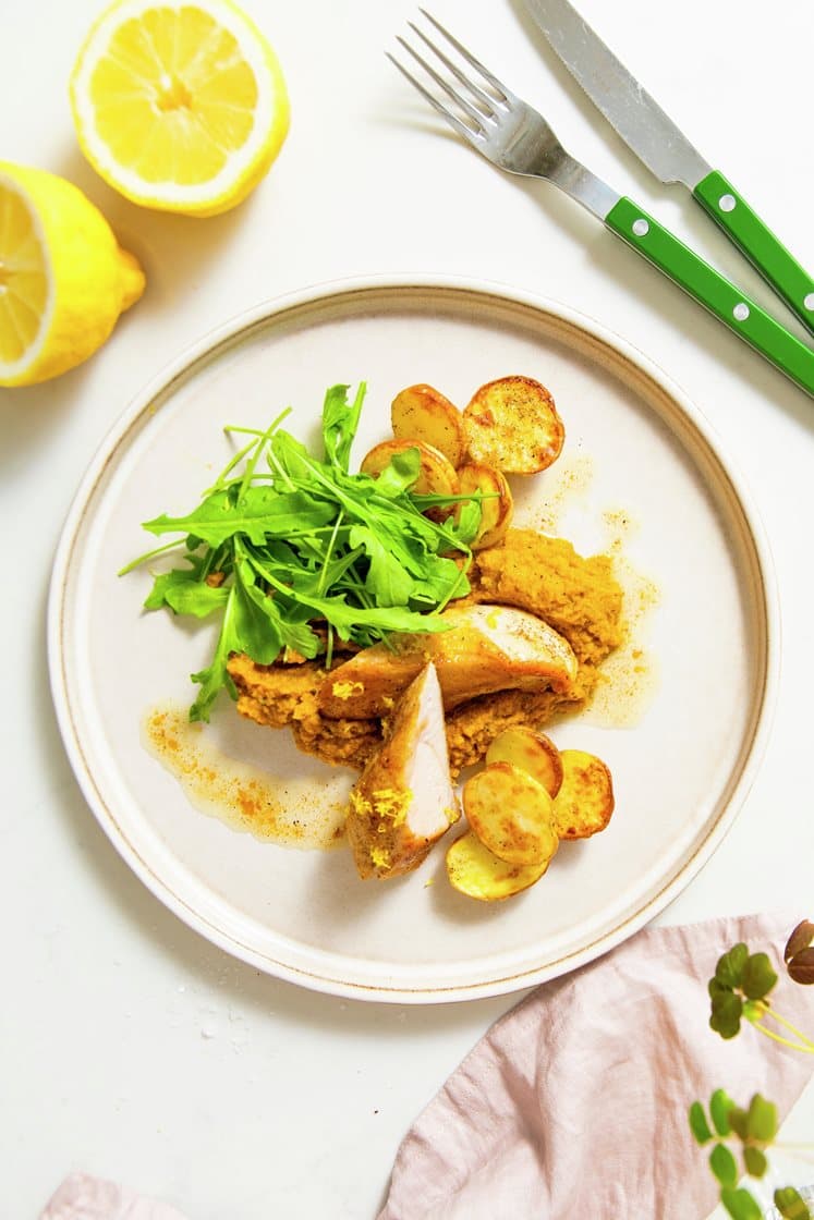 Stegt kyllingebryst med ristet gulerodscreme og rucola
