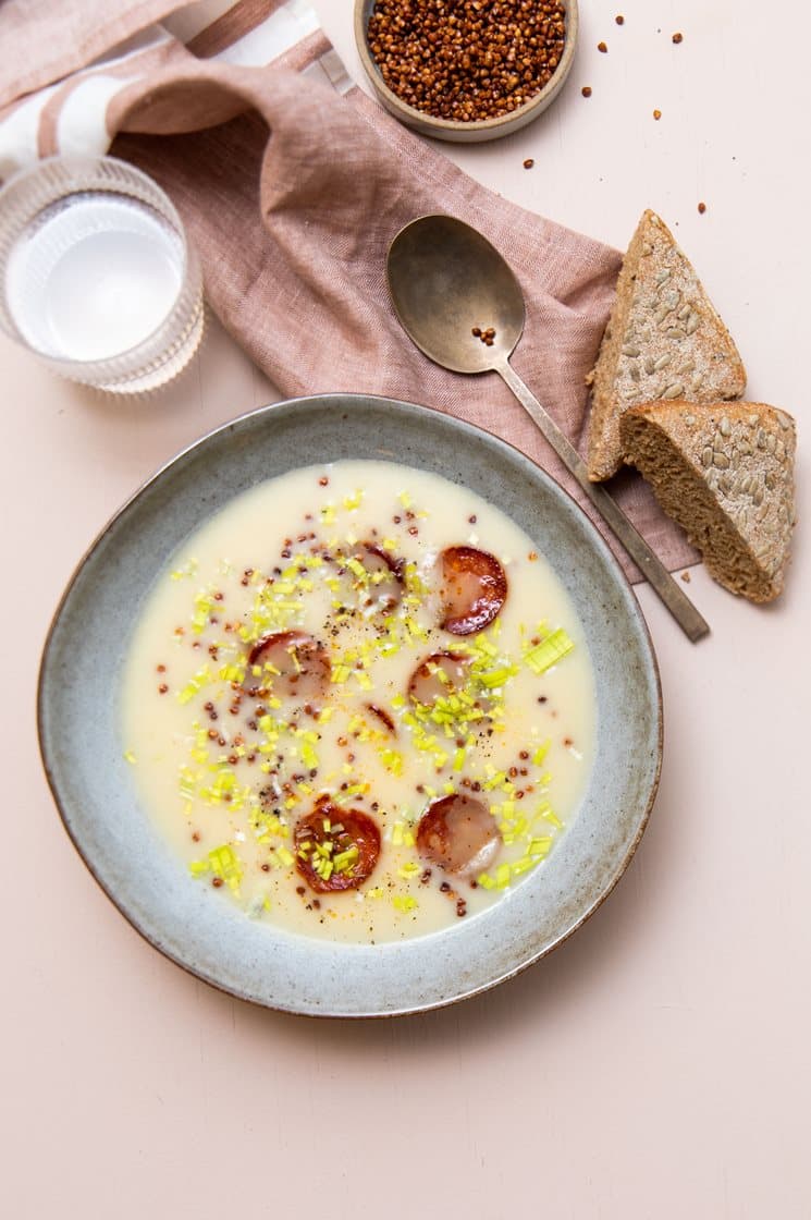 Blomkålssuppe med chorizo, porre og ristet boghvede